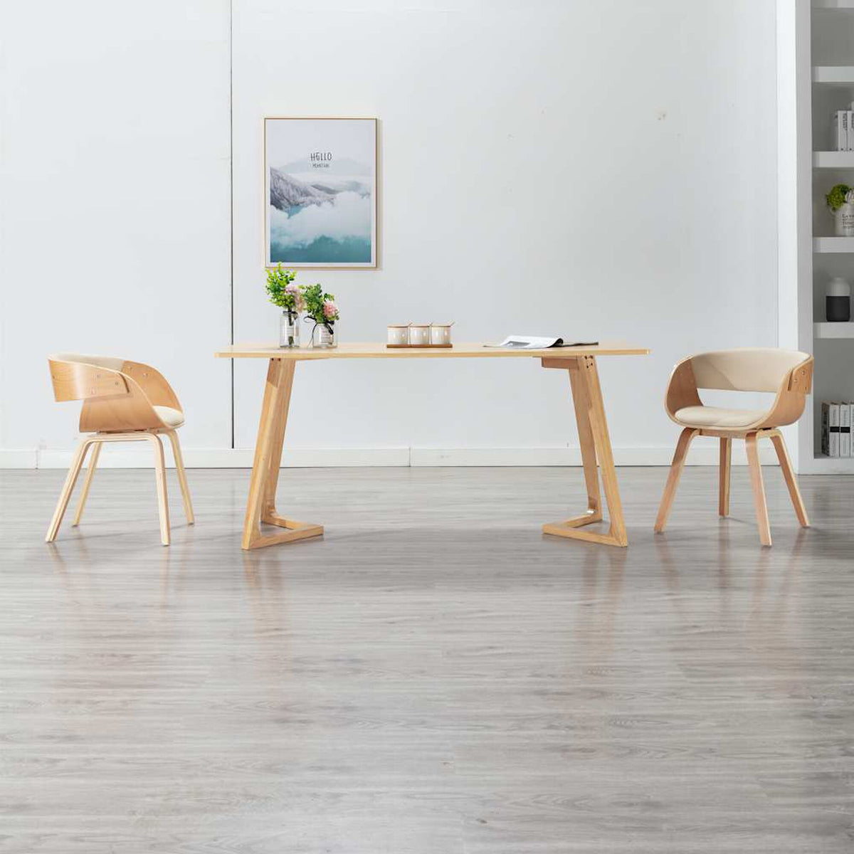 Chaises Arc en bois courbé autour d’une table