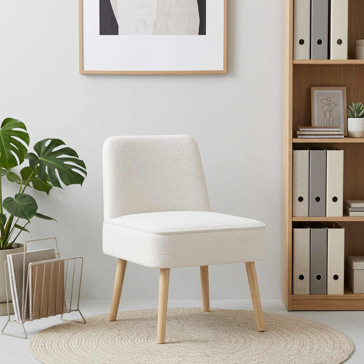 Fauteuil Alba crème dans un coin lecture